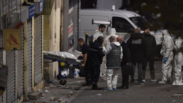 A body is removed from the apartment raided by French Police special forces in the northern Paris suburb of Saint-Denis (November 18, 2015)