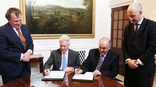 Sir Alan Duncan signing agreement with Argentina's deputy foreign minister Pedro Villagra Delgado
