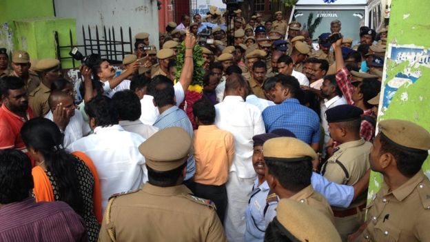 மருத்துவமனை வளாகத்தில் கூடிய கூட்டம்