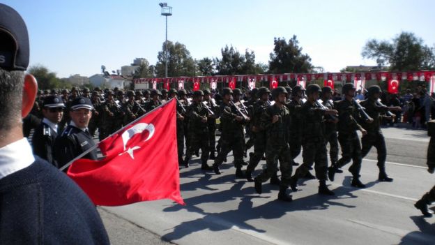 Kuzey Kıbrıs'ta bir geçit törenine katılan Türk askerleri