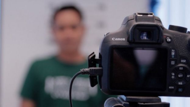 إيك أمام الكاميرا