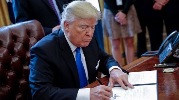 Donald Trump doit signer à partir de mercredi des décrets limitant l'octroi de visas, l'accueil de réfugiés et l'immigration, selon des médias américains.