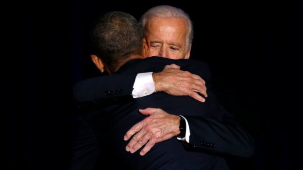 Obama abraza a Biden