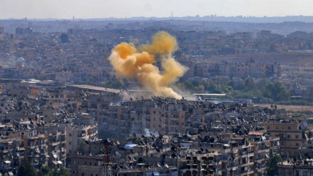 الدخان يتصاعد من أحد المباني التي تسيطر عليها الحكومة في شرق حلب