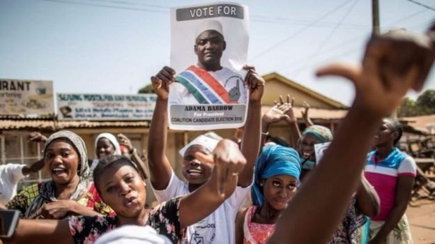 Watu wakishangilia Banjul