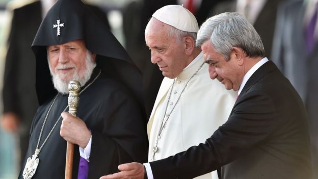 EL Papa Francisco junto al presidente armenio Serzh Sarkisian y el patriarca de la Iglesia Apostólica Armenia, Karekin II.