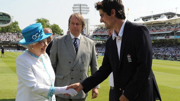 மகாராணியுடன் கைகுலுக்கும் அலிஸ்டெர் குக்