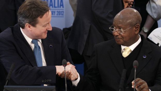 British Prime Minister David Cameron (l) shakes hands with President of Uganda Yoweri Museveni during the Somalia Conference at Lancaster House on February 23, 2012 in London