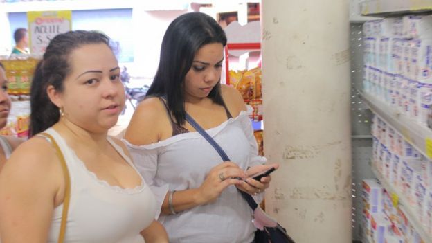 Compradoras venezolanas vestidas de blanco.