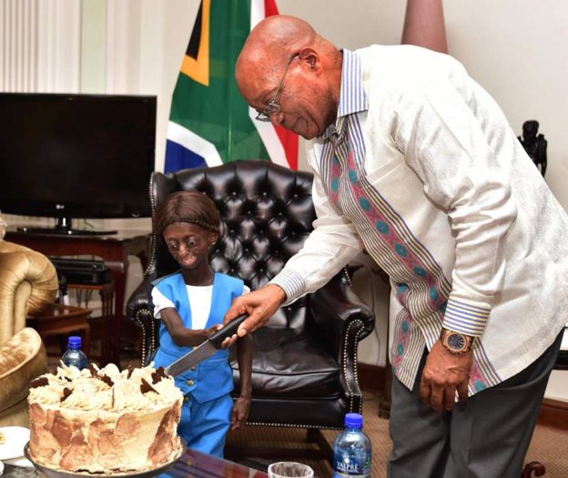 Ontlametse Phalatse a coupé son gâteau d'anniversaire avec le président