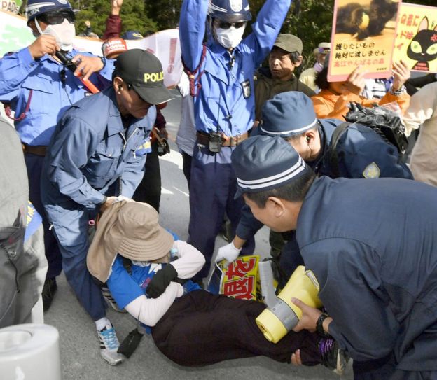 La policía retira a un manifestante de la calle en Japón.
