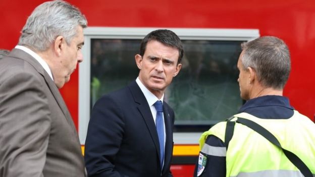French Prime Minister Manuel Valls (centre) at the scene of the crash (23 October 2015)