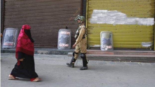 Indian paramilitary soldiers patrol in Srinagar, the summer capital of Indian Kashmir, 29 September 2016