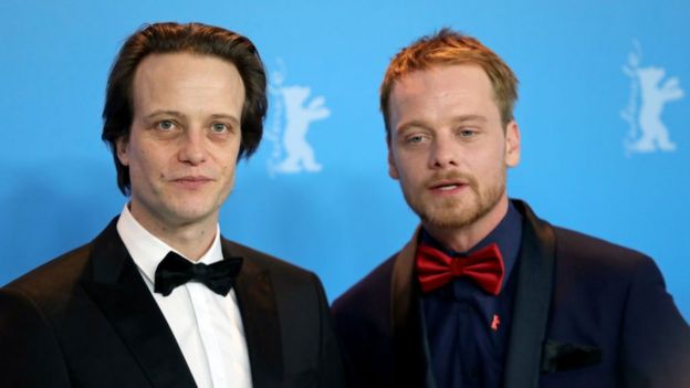 الممثلان أوغوست دييل (يسارا) وشتيفان كونارسكه