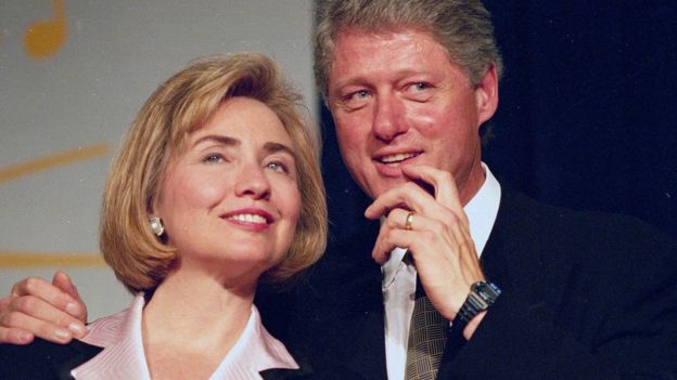 Hillary Clinton cuando era Primera Dama de EE.UU. junto a su esposo, el expresidente Bill Clinton.