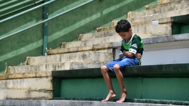 தனது விருப்பமான கால்பந்து அணியை இழந்து விட்ட சோகத்தில் ஒரு சிறுவன்