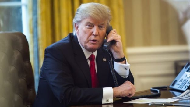 الرئيس الأمريكي دونالد ترامب يتحدث عبر الهاتف إلى الملك السعودي سلمان بن عبد العزيز
