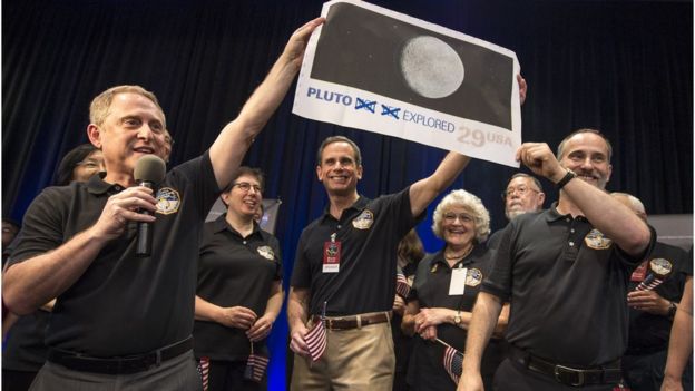 Ingenieros de la NASA a cargo de la sonda New Horizons que viajó a Plutón.