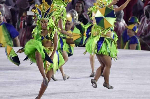 Danzarinas de samba en el Maracaná.