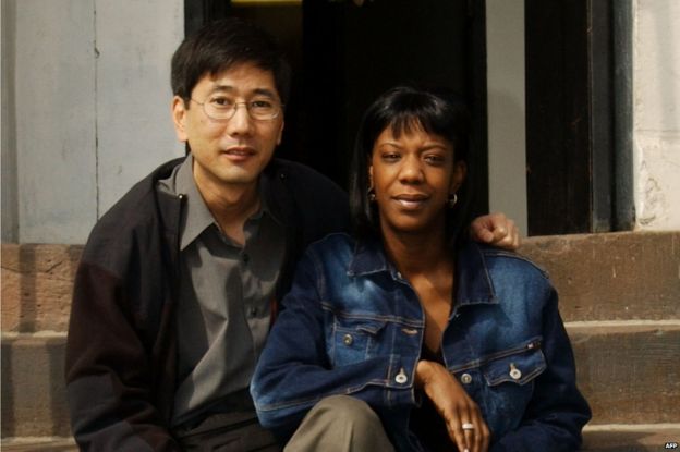 Marcy Borders (R), survivor of the 11 September attack on the World Trade Center, sits with photographer Stan Honda (L), 08 March, 2002,