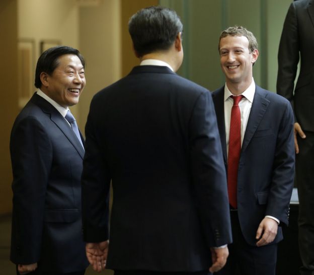 2015年，中國國家主席習近平訪問美國，扎克伯格曾經以商界代表團之一的身分與習近平見面。