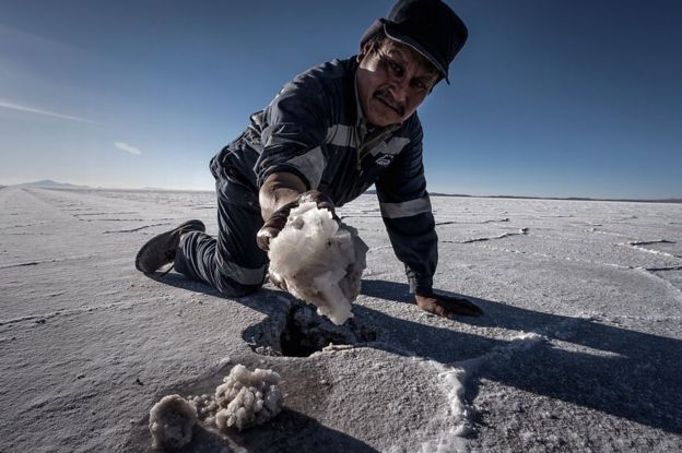 Hombre con cristal de litio en el Salar de Uyuni, en Bolivia.