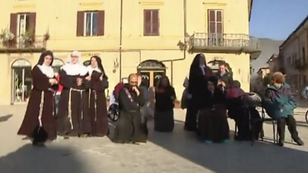 الكهنة والراهبات انضموا للسكان في الميدان الرئيسي في نورسيا بعد إجلائهم من الكنيسة
