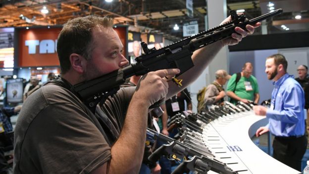 Un comprador de armas durante una exposición.