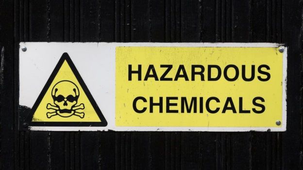 Cartel que advierte el peligro de sustancias químicas.