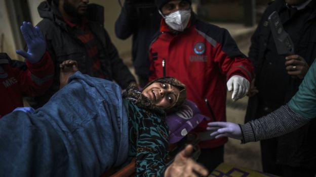 Mulher ap&oacute;s bombardeio em Aleppo