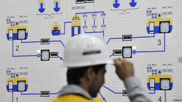 An Iranian operator monitors the nuclear power plant unit in Bushehr (29 November 2009)