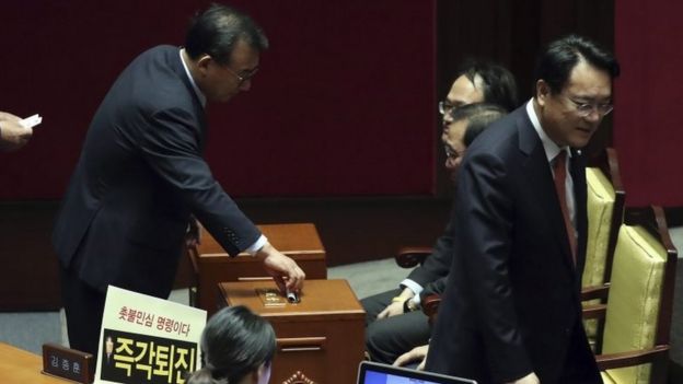 Ruling Saenuri Party Chairman Rep. Lee Jung-hyun casts a ballot for a bill to impeach scandal-ridden President Park Geun-hye during a plenary session at the National Assembly in Seoul, South Korea, 09 December 2016.