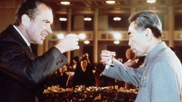 美國總統尼克松（左）在北京的宴會上與中國總理周恩來（右）祝酒（2/1972）