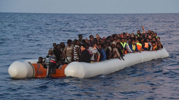 Refugiados en una balsa hinchable.