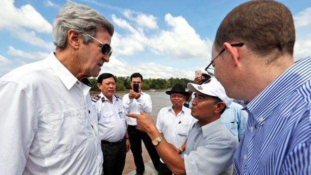 John Kerry talks to former Viet Cong fighter Vo Ban Tam