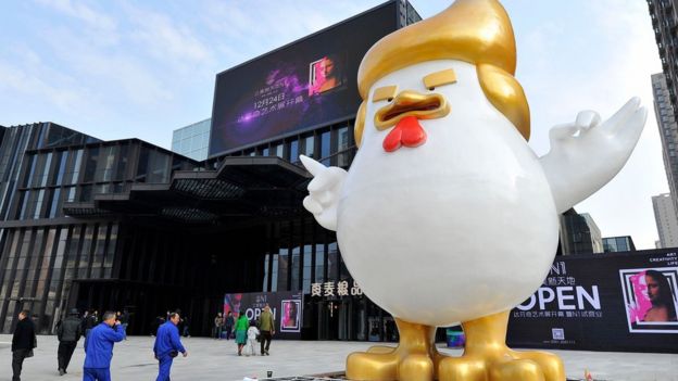 Escultura de un pollo con el peinado de Trump en China