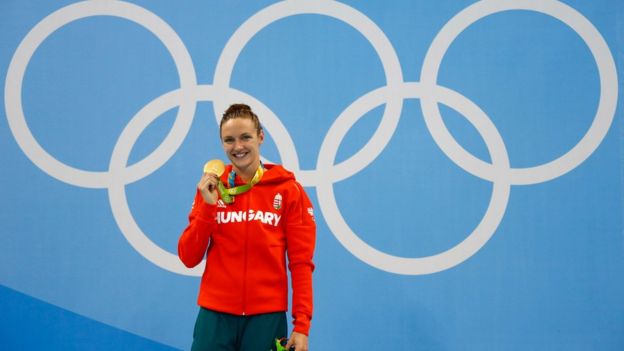 Katinka Hosszu con la medalla de oro de los 400 metros combinados de Río 2016.