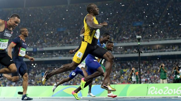 Usain Bolt bitiş çizgisine yaklaşırken görülüyor.