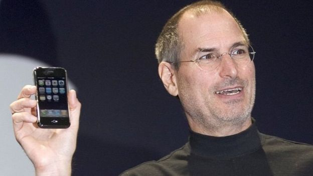Steve Jobs con el primer iPhone