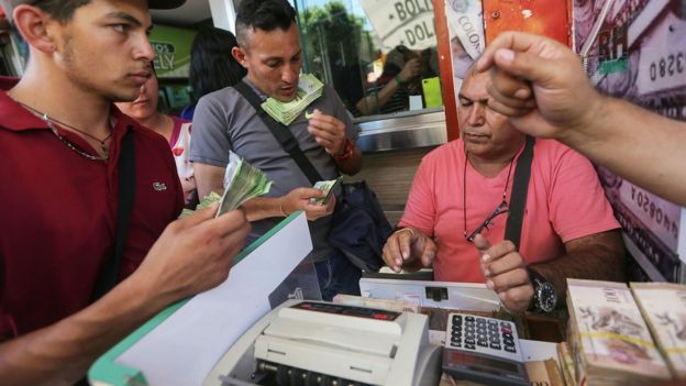 Venezolanos cambian billetes