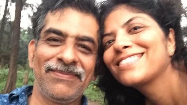 Salil Chaturvedi e sua mulher, Monika