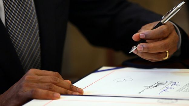 Las manos de Barack Obama, presidente de Estados Unidos, durante la firma del tratado de libre comercio con Colombia.