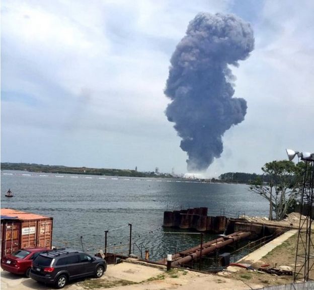 Image of large plume of smoke in Veracruz, Mexico - 20 April 2016