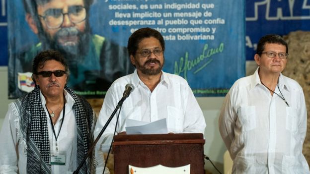 Jesus Santrich (izq.), Ivan Marquez (centro) y Pablo Catatumbo, líderes de las FARC