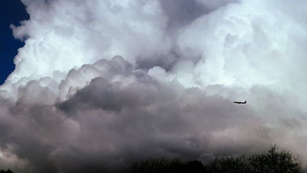 عبور هواپیما از میان ابرها
