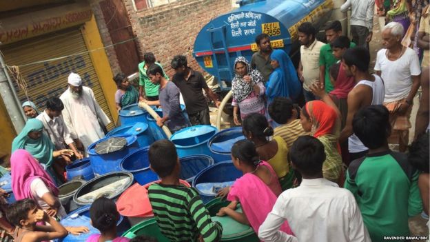 Queue for water in Delhi