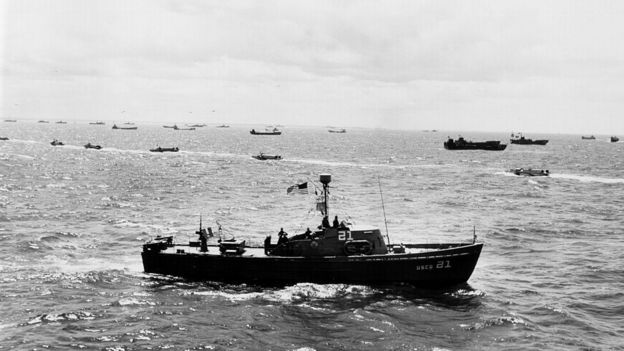 Barcos de EE.UU. patrullan la Playa de Omaha la mañana del Día D, en Normandía, Francia.
