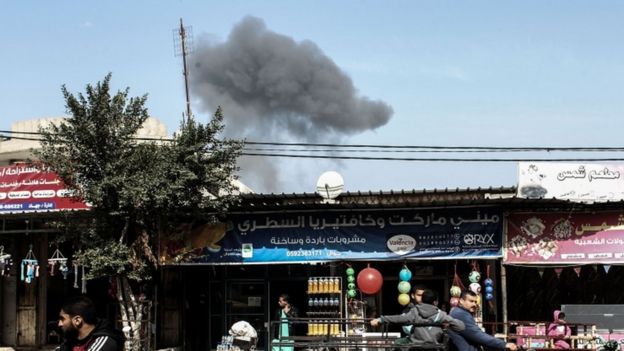 سحب الدخان تنبعث من موقع تعرض للقصف الإسرائيلي