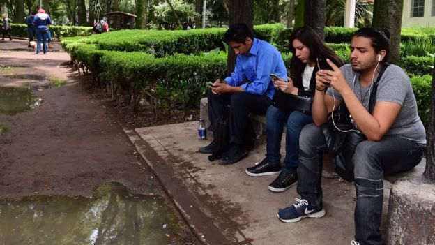 Personas usando celulares en México