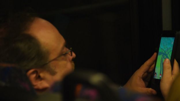 hombre jugando Pokémon Go.